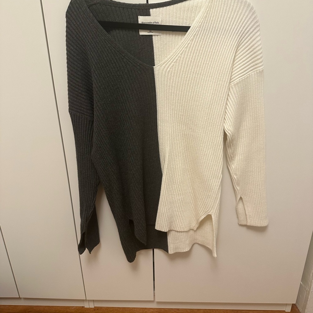 Abercrombie & Fitch Black and White V-Neck Sweater